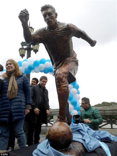 Lionel Messi Statue Cut In Half In Buenos Aires Daily Mail Online