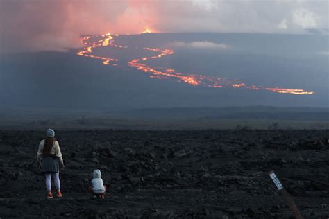 Hawaii Volcano Eruption Has Some On Alert Draws Onlookers The Columbian