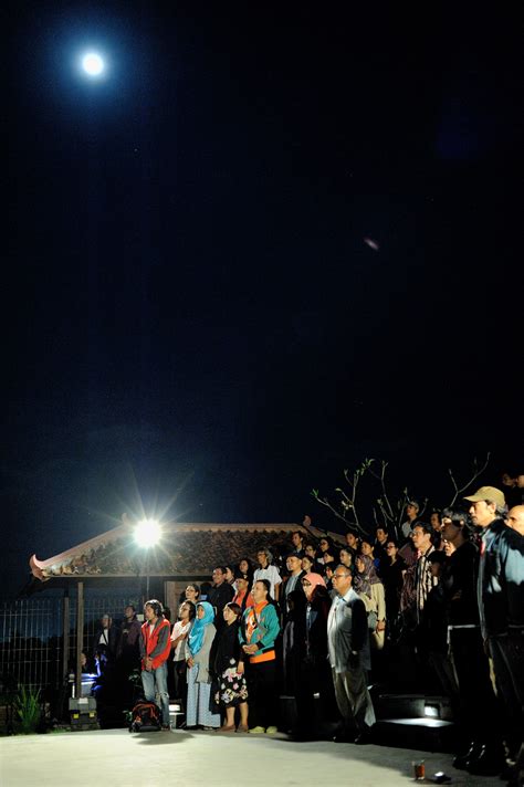 Yang resmi digunakan sebagai lagu wajib indonesia adalah teks lagu indonesia raya dengan 1 stanza/bait saja. Lagu Indonesia Raya Di Sastra Bulan Purnama - Warta Kebangsaan