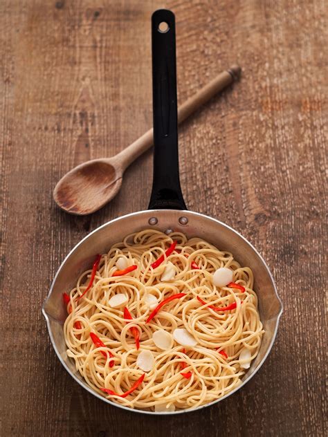 Add your finely chopped (not crushed) garlic and peperoncino. Spaghetti aglio olio e peperoncino - Culy.nl | Recept ...