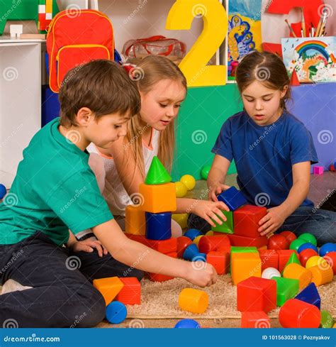 Children Playing In Kids Cubes Indoor Lesson In Primary School Stock