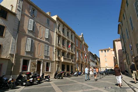Made famous by brigitte bardot, it has for long has been a hot destination for the rich and famous. Saint-Tropez, Plaza del Ayuntamiento, Francia