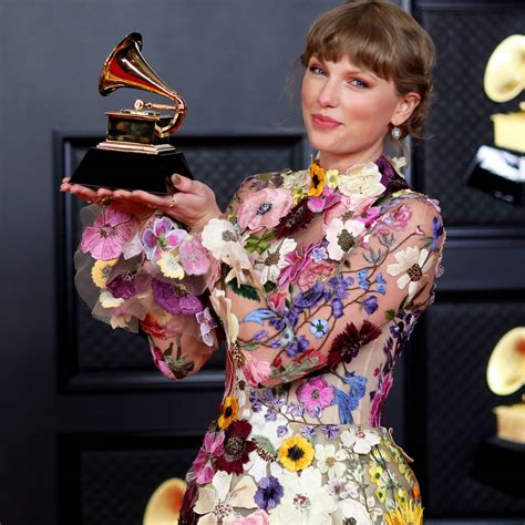 Whoa This Tiktoker Re Created Taylor Swifts Oscar De La Renta Dress