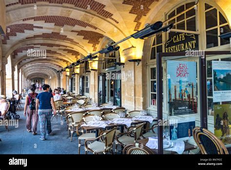 A Restaurant Under The Arches Of Place Des Vosges Le Maraisparis