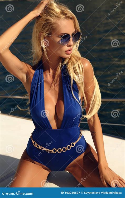 Ragazza Sexy Con Biondo In Bikini Lussuoso Che Si Rilassa Sull Yacht I