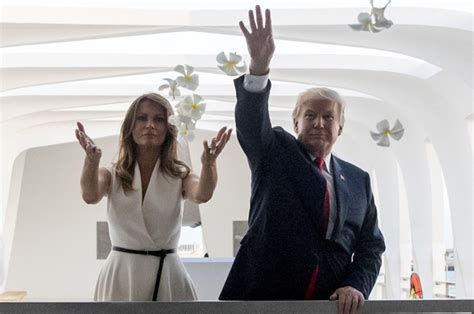 Я не хочу напоминать об этой. Дональд и Мелания Трамп почтили память погибших в гавани ...