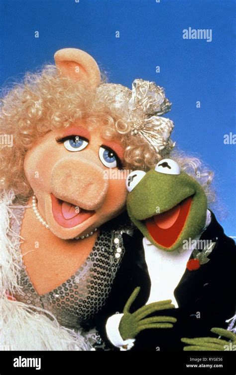 Miss Piggy Kermit La Grenouille Le Muppet Show 1976 Photo Stock Alamy