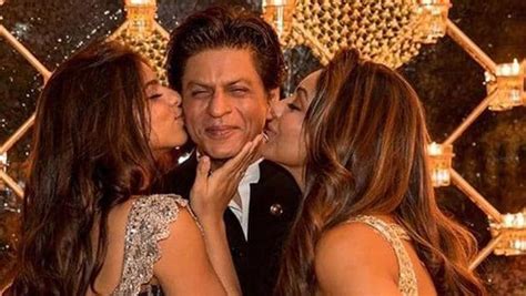 Shah Rukh Khan Gets A Kiss From Wife Gauri And Daughter Suhana See Pic Bollywood Hindustan