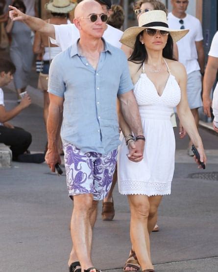 Friends say amazon founder jeff bezos' romance with helicopter pilot lauren sanchez took off after he hired her to film footage for his aerospace company jeff bezos reportedly met his new girlfriend, lauren sanchez, after hiring her company on a project. Dress like a tech bro in kaftan, sliders, gilet … and Jeff ...