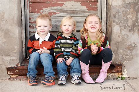 3 siblings poses - 2 brothers & sister - downtown urban step | Sibling ...