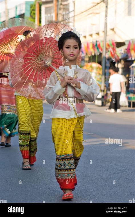 Chiang Mai Thailand January 15 Girls In Traditional Costumes During The Annual Umbrella