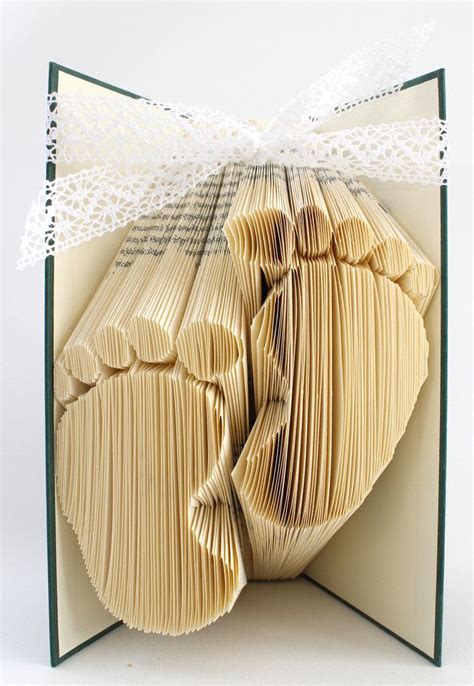 So kann man eine vorlage für ein herz aus einem orimoto buch selber machen . Book-Folding | Bücher falten vorlage, Bücher falten und ...