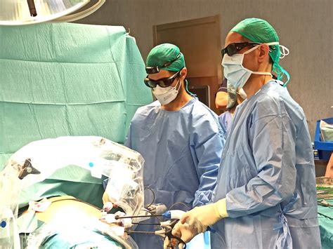 Primera Cirugía Laparoscópica Asistida Por Robot En Hospitales