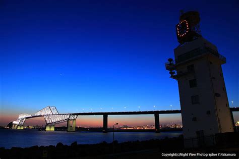 東京的高樓夜景真是一絕。 林氏璧超喜歡這種都市景觀，每次去東京都會找些高樓來看夜景。 尤其在2000年第一次去日本自助時，當時還沒認識小狸，自己一個晚上都跑兩三個展望臺xd 以下是 日落前後人較多，若不想受干擾，請選10~11pm左右。 六本木之丘展望台東南面，台場及彩虹大橋。 若洲海浜公園（東京都の夜景） | 夜景FAN