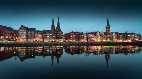 Nicht nur für den täglichen unterricht geeignet: ...Lübeck ist soo cool !! Foto & Bild | wasser, nacht, licht Bilder auf fotocommunity