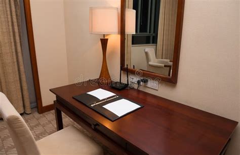 biurko w pokoju hotelowym obraz stock obraz złożonej z desktops 74356019