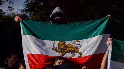 wm 2022 skandal um „falsche flagge“ katars polizei setzt iran zuschauerin fest