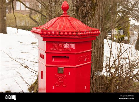 Red Pillar Box Post Box In Snowy Peak District Hi Res Stock Photography