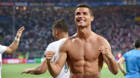 He's considered one of the greatest and highest paid soccer players of all time. Cristiano Ronaldo Körper - Portugal gegen Polen: Superstar ...