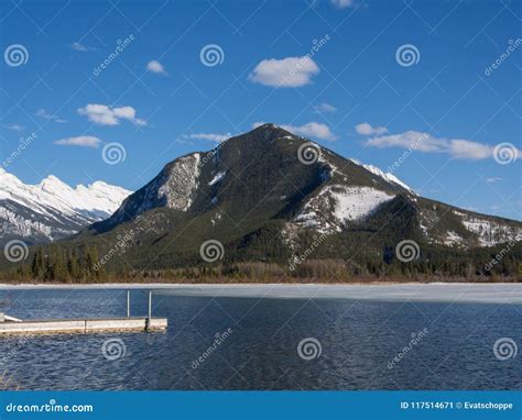 Lagos Vermillion No Parque Nacional De Banff Alberta Canadá Imagem De