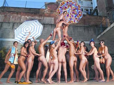 Españoles desnudos en un peculiar calendario Infobae