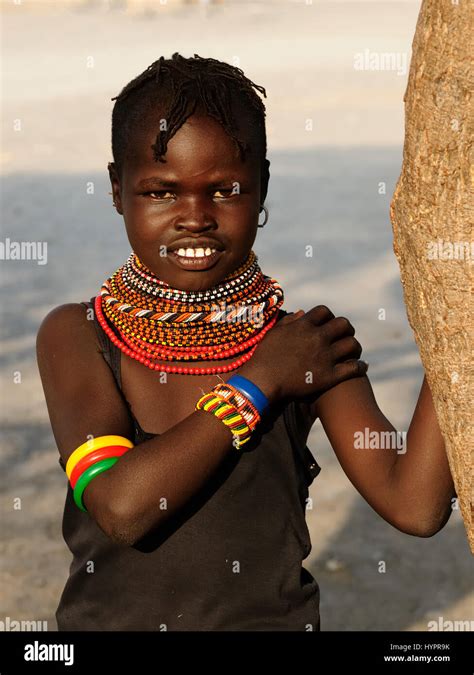 Loiyangalani Kenya Juillet Portrait Petite Fille Africaine De La Tribu El Molo Dans Les