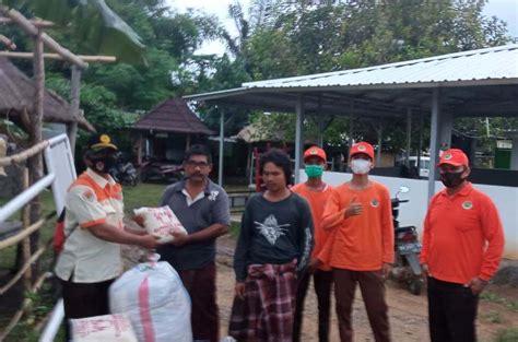 Pramuka Peduli Lombok Tengah Serahkan Bantuan Untuk Korban Banjir