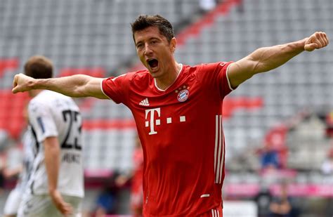 Bayerns Robert Lewandowski Breaks Bundesliga Record · The42