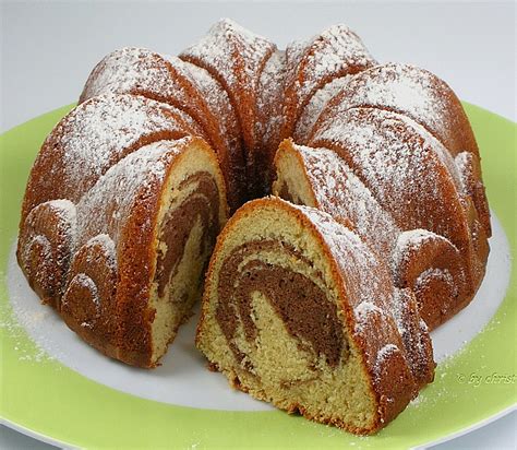 Den kuchen in der form etwas abkühlen lassen, danach auf einen teller vorsichtig umdrehen. Gugelhupf kuchen Rezepte | Chefkoch.de