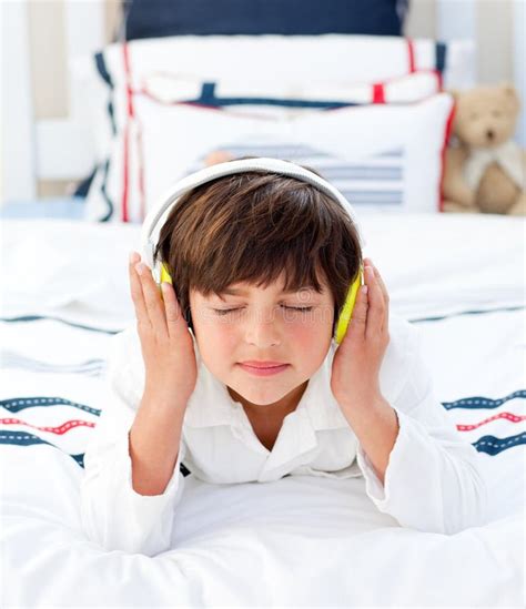Música Que Escucha Del Niño Pequeño Con Los Auriculares Encendido