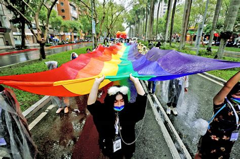 Pride Draws 120 000 To Celebrate LGBTQ Rights Taipei Times