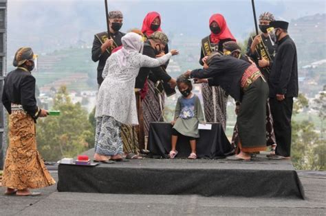 Tradisi Potong Rambut Gimbal Pada Puncak Dieng Culture Festival 2020