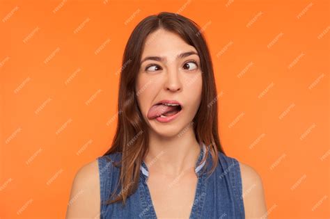 Premium Photo Closeup Of Silly Dumb Brunette Woman Demonstrating