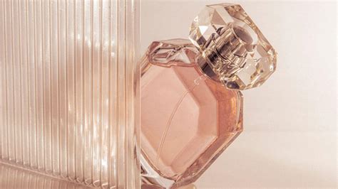 The Dos And Donts Of Wearing Perfume A Fragrance Etiquette Guide