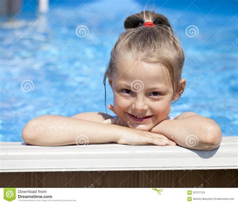 Muchacha Del Niño En Bikini Azul Cerca De La Piscina Verano Caliente