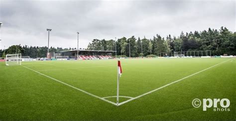 The escaping fluid results in decrease of the pressure. Opnieuw PSV-feestje na overwinning tegen Ajax: O17 pakt ...