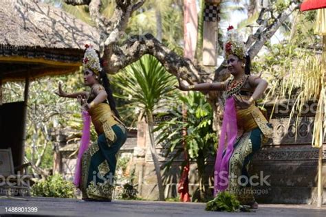 Penari Wanita Bali Penari Bali Mengenakan Pakaian Tradisional Berwarna Kuning Dan Hijau Menari
