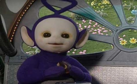 With tenor, maker of gif keyboard, add popular tinky winky animated gifs to your conversations. È morto Tinky Winky, il Teletubbies preso di mira dai bigotti