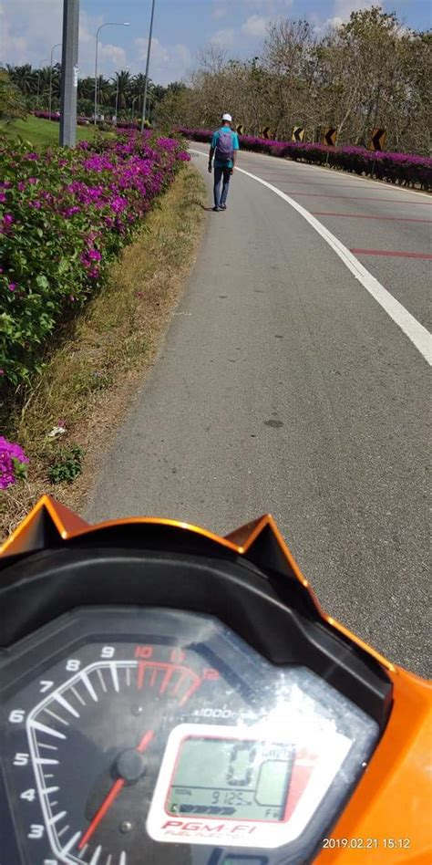 Download lagu tolong tepi sikit dapat kamu download secara gratis di downloadlagu321.site. Simpati Lihat Pakcik Tua Berjalan Lesu Di Tepi Highway ...
