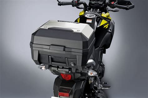 Para el montaje del top case en la moto es necesario añadir a este kit la parrilla que va incluida dentro de la maleta shad. V-Strom 250 23L Top Case | Suzuki Motorcycles Australia