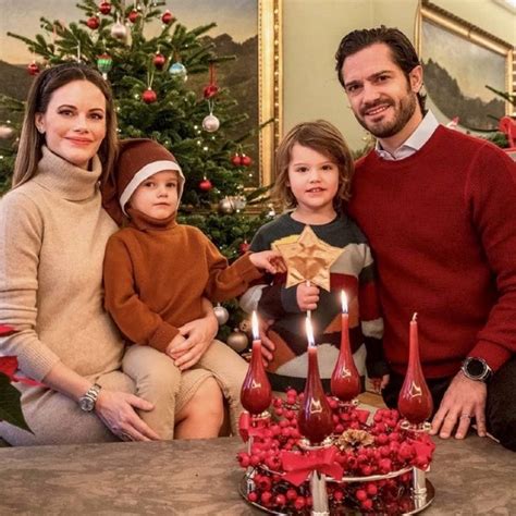 Chi, guardando the crown, non ha mai immaginato la regina elisabetta e il suo reale consorte immersi in una serata di binge watching della serie? Sofia di Svezia e il principe Carlo Filippo: le foto del ...