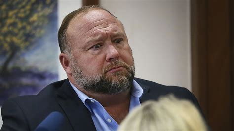 Alex Jones De Infowars Debe Pagar A 2 Padres De Sandy Hook 493 Millones Por Reclamos Falsos