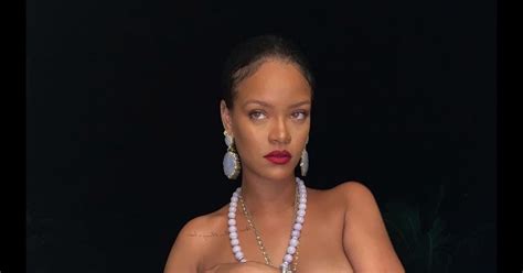 Rihanna Sa Dernière Photo Topless Suscite Lindignation Crumpa