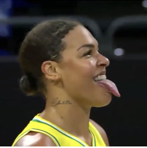 You People Clearly Need To Help 6 8 WNBA Star Liz Cambage This Woman