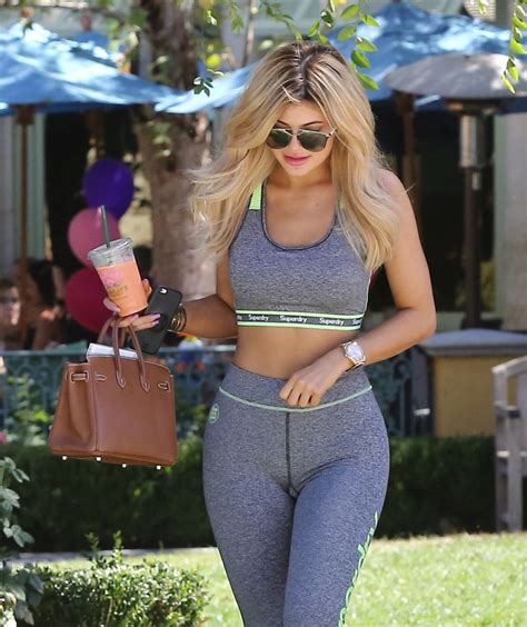 kylie jenner booty in spandex grabbing a smoothie in los angeles