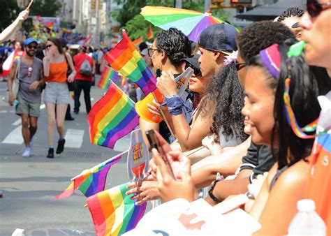La bandera lgbt es una de las más reconocidas y diferenciales a nivel mundial por sus colores. ¿Qué significan los colores de la Bandera LGBT? - Gluc.mx