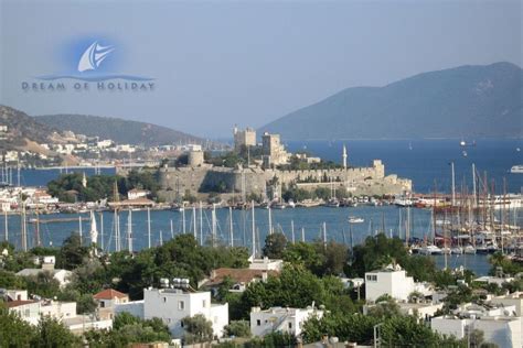 Hier, unter all den zauberhaften weißen häuschen, findet wirklich jeder eine passende unterkunft. urlaub-in-der-bodrum-Türkei | Песчаные пляжи, Турист, Места
