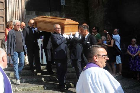 È il secondo film nel quale argento ha piena autonomia riguardo al soggetto, alla sceneggiatura e alla regia. I funerali privati di Anna Marchesini: il dolore degli ...