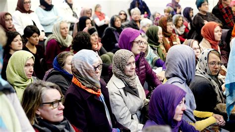 Large Crowd Gathers To Support Muslim Community