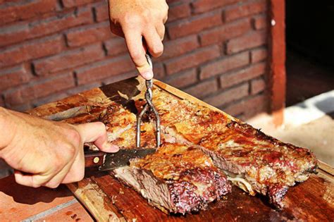 Lo habitual es que se coloque sobre una estructura conocida. Los secretos de los expertos para hacer el mejor asado